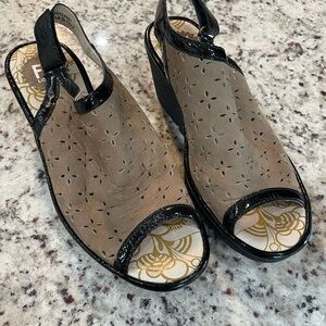 Fergalicious Women's Black and Tan Wedge Sandals